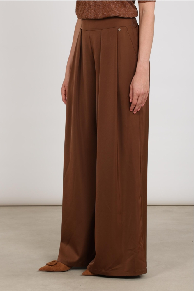 Nukus camel dames broek | Model zijaanzicht
