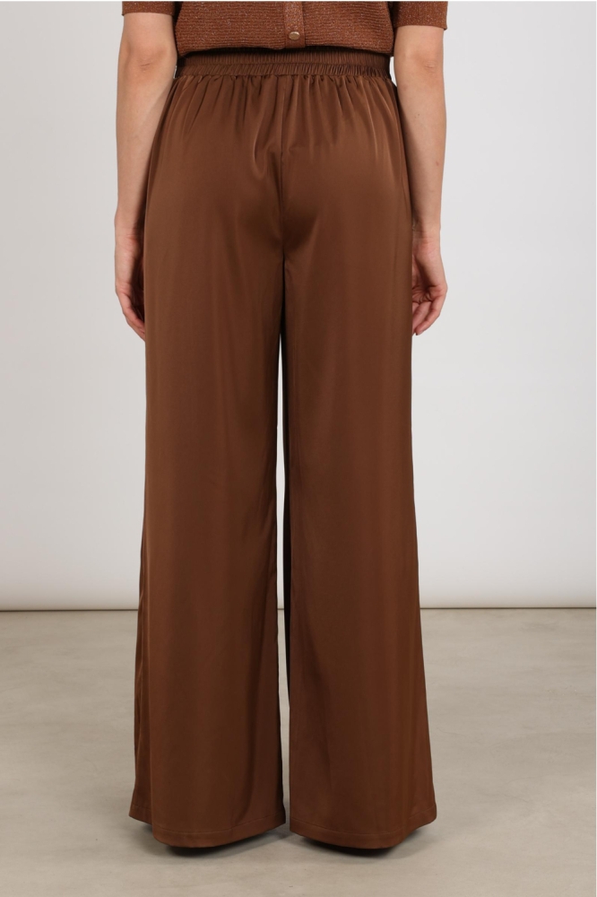 Nukus camel dames broek | Model achteraanzicht