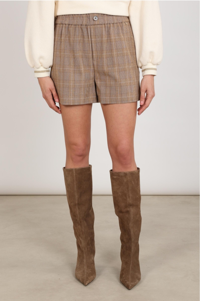 Nukus camel dames korte broek | Model vooraanzicht
