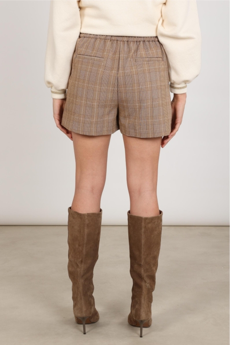 Nukus camel dames korte broek | Model achteraanzicht