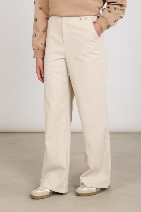 Nukus zand dames broek | Model zijaanzicht