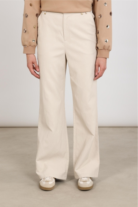 Nukus zand dames broek | Model vooraanzicht