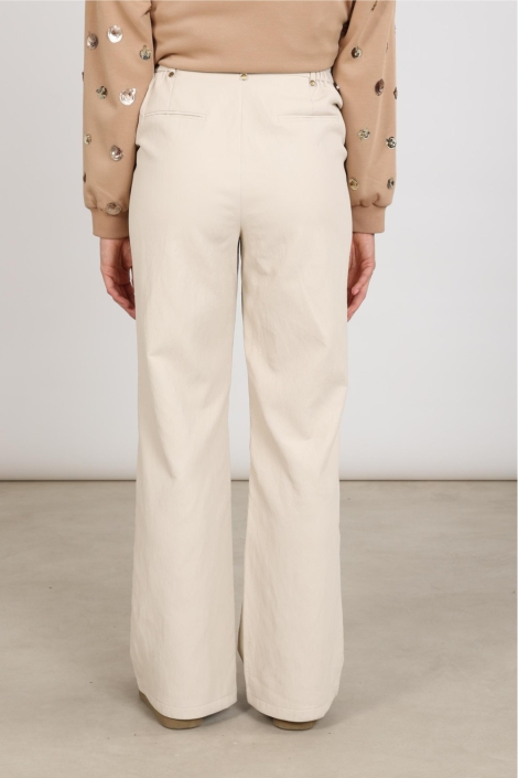 Nukus zand dames broek | Model achteraanzicht