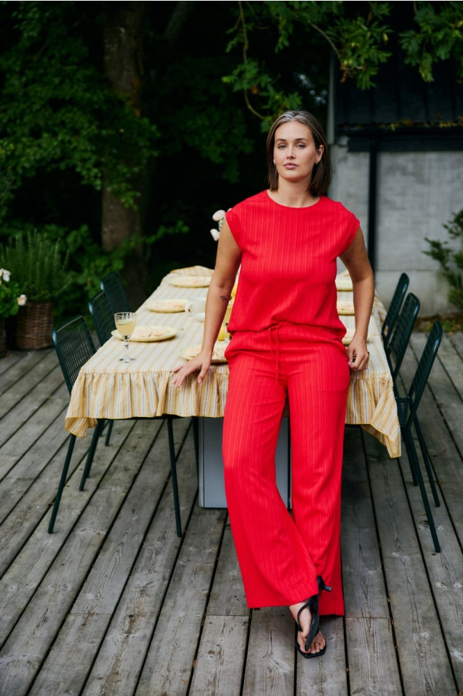 Freequent rode dames broek | Sfeerbeeld, In situatie