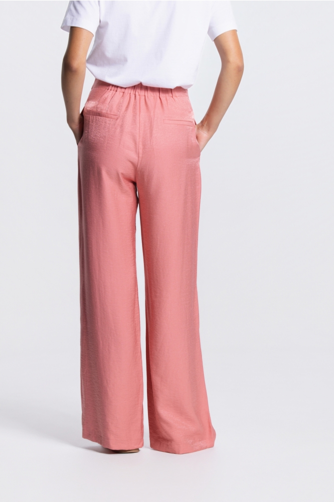 Juffrouw Jansen roze dames broek | Model achteraanzicht