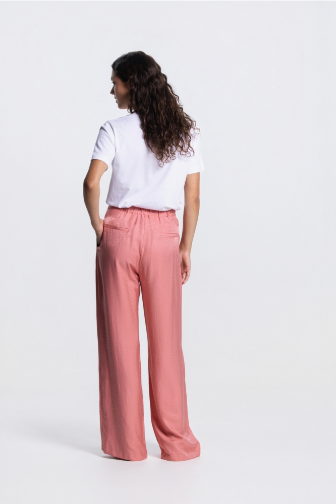 Juffrouw Jansen roze dames broek | Model achteraanzicht