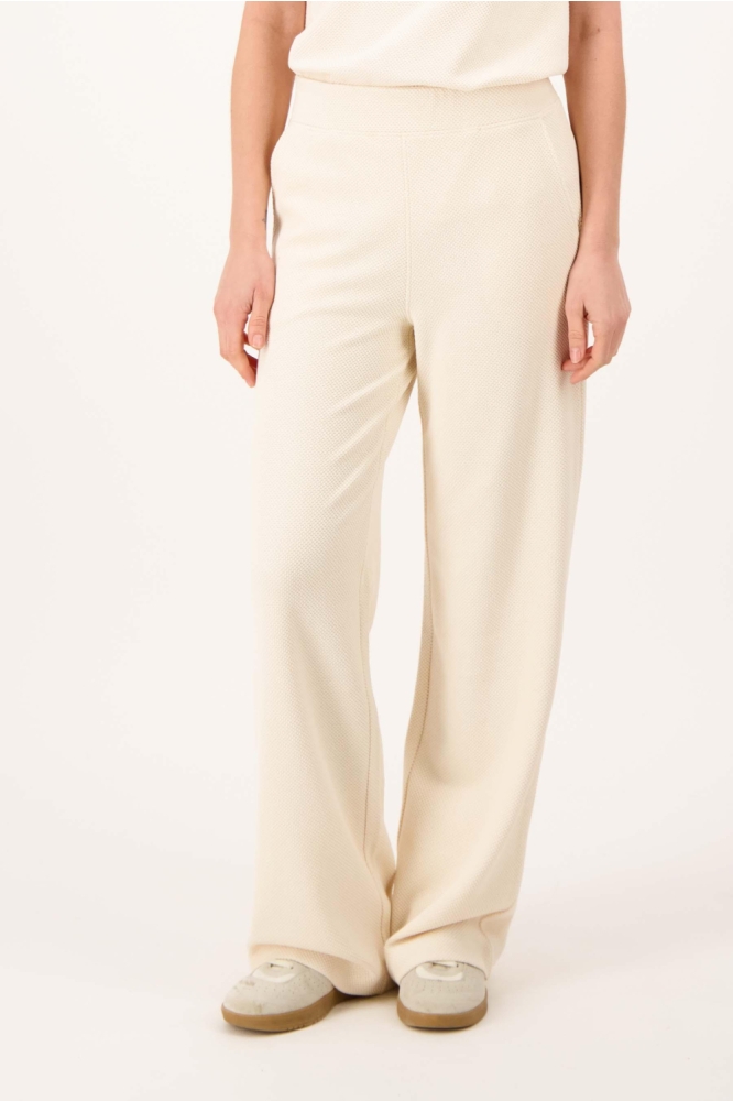 Zusss beige dames broek | Model vooraanzicht