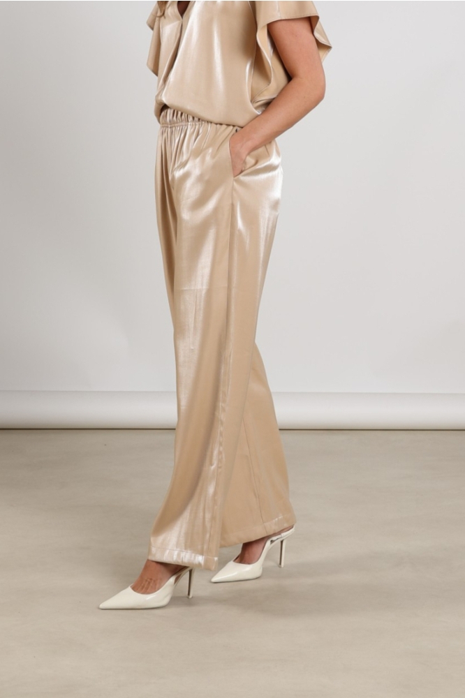 Nukus zand dames broek | Model vooraanzicht