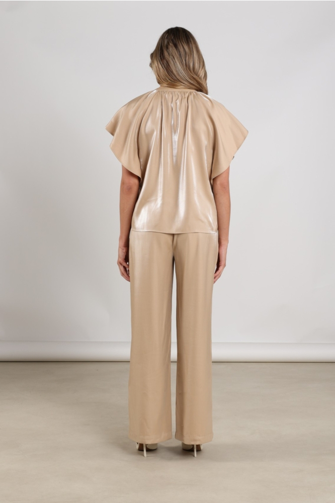 Nukus zand dames broek | Model achteraanzicht