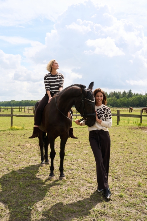 NED bruine dames broek | Sfeerbeeld, In situatie