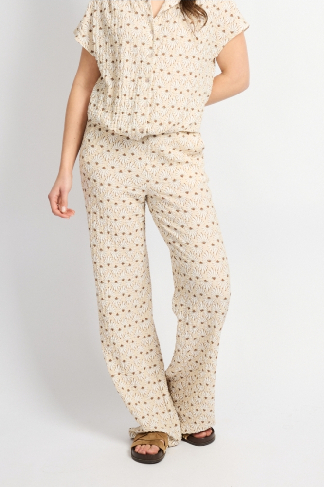 C&S The Label camel dames broek | Model vooraanzicht