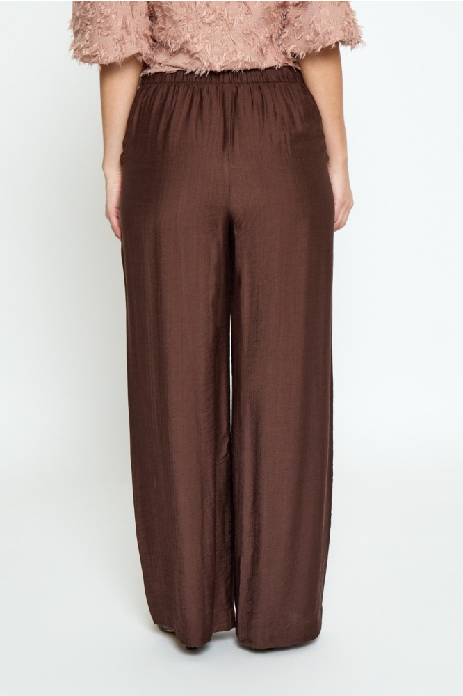 Minus bruine dames broek | Model achteraanzicht