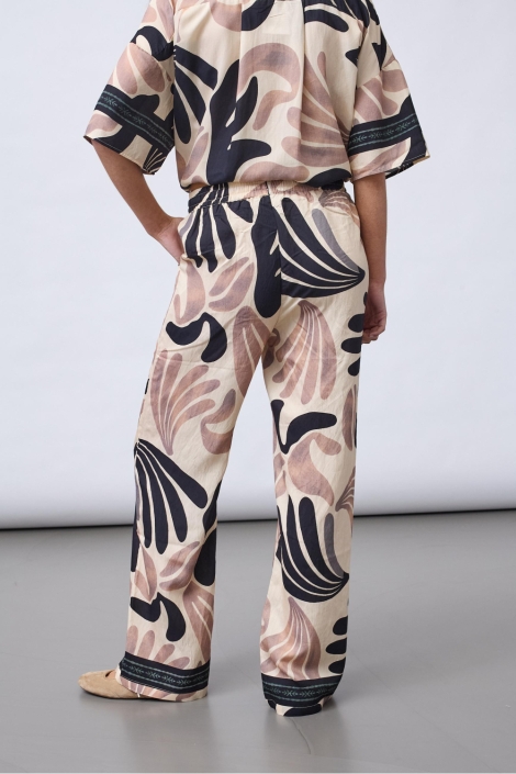 SisterS point beige dames broek | Model achteraanzicht