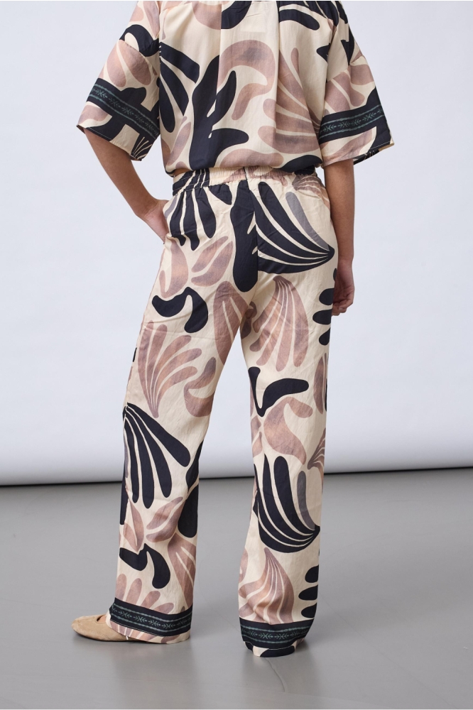 SisterS point beige dames broek | Model achteraanzicht