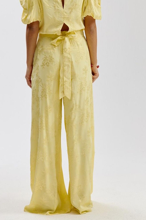 Harper & Yve gele dames broek | Model achteraanzicht