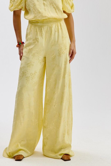 Harper & Yve gele dames broek | Model vooraanzicht