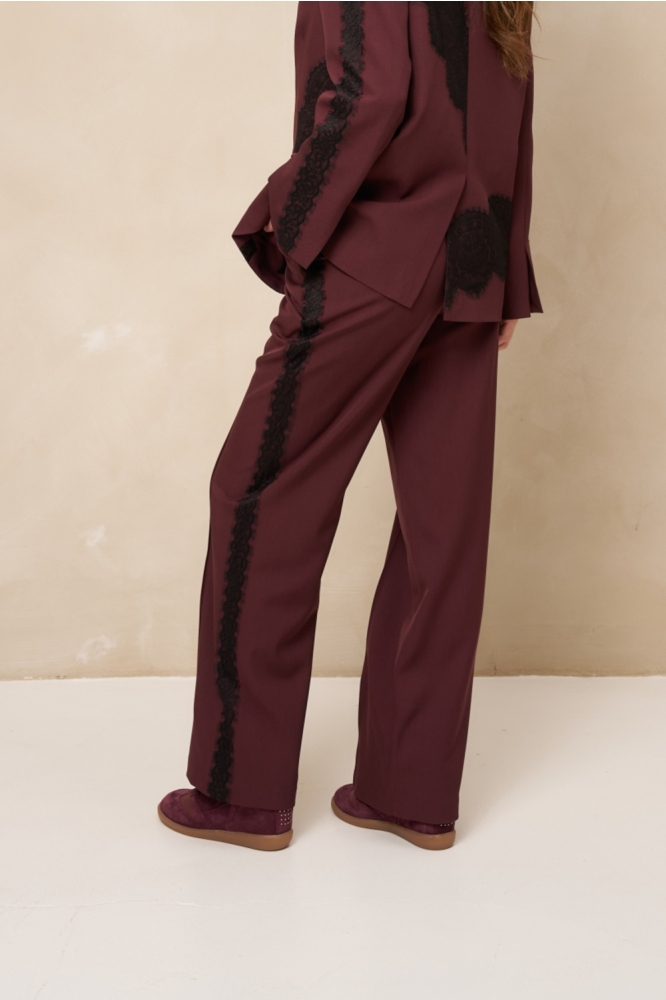 Lofty Manner bordeaux dames broek | Model achteraanzicht