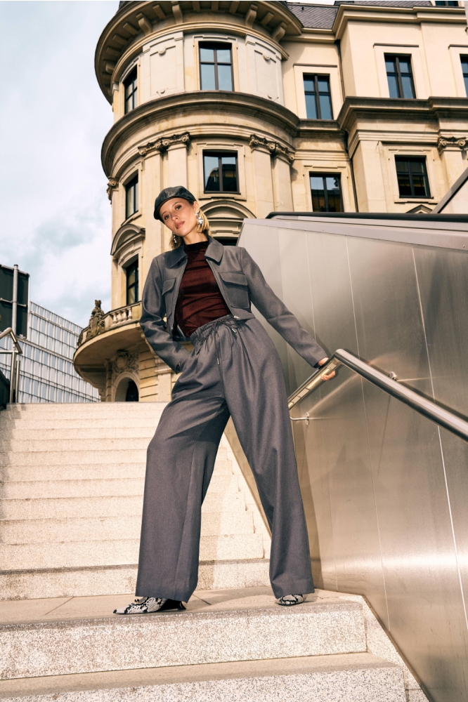 Lofty Manner grijze dames broek | Sfeerbeeld, In situatie