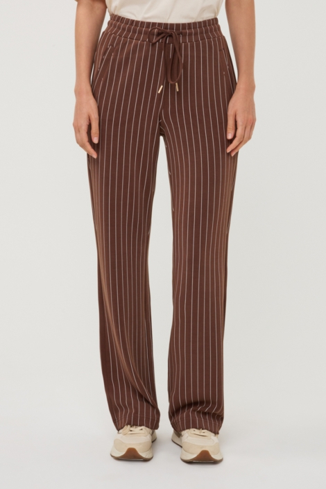 EsQualo bruine dames broek | Model vooraanzicht