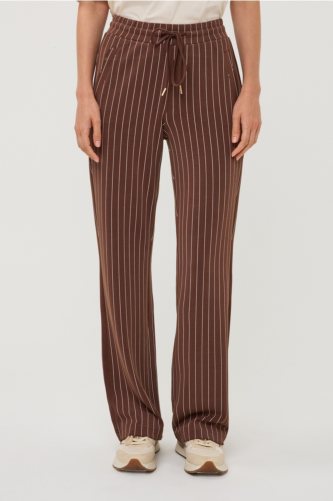 EsQualo bruine dames broek | Model vooraanzicht