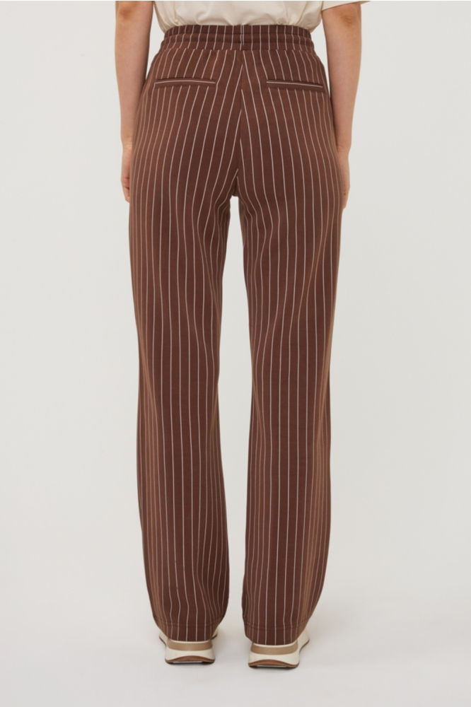EsQualo bruine dames broek | Model achteraanzicht