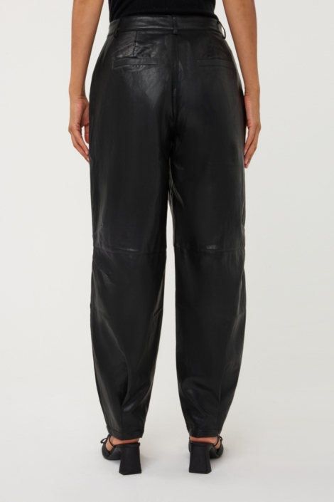 EsQualo zwarte dames broek | Model achteraanzicht