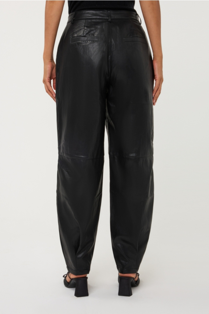 EsQualo zwarte dames broek | Model achteraanzicht