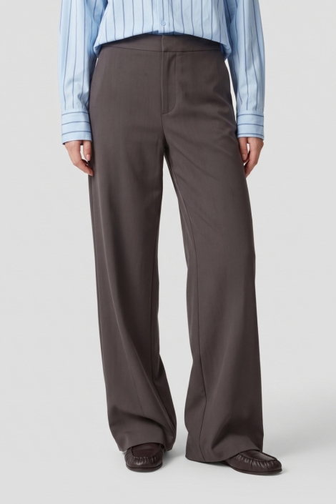 Fluresk bruine dames broek | Model vooraanzicht