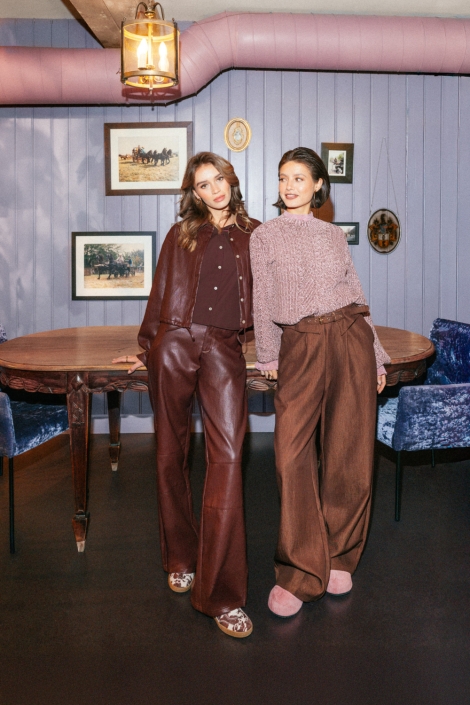 Fluresk bordeaux dames broek | Sfeerbeeld, In situatie