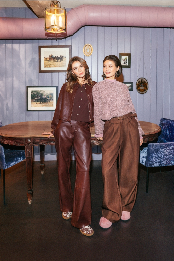 Fluresk bordeaux dames broek | Sfeerbeeld, In situatie