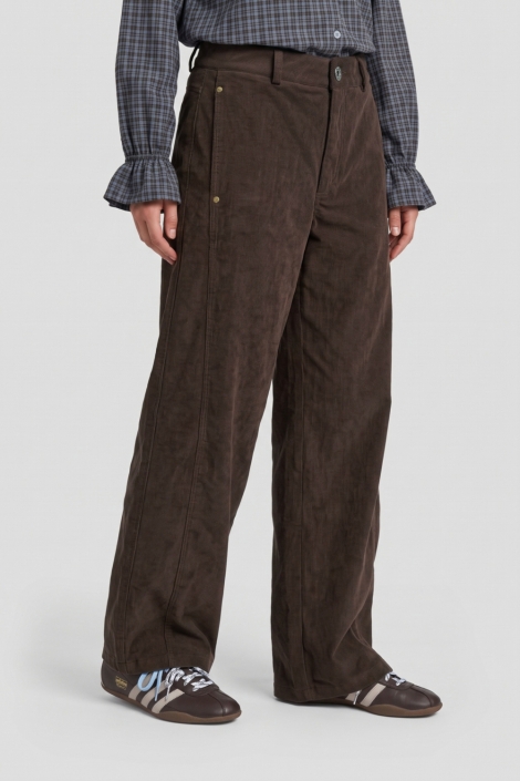 Fluresk bruine dames broek | Model vooraanzicht