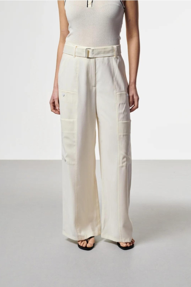 Aaiko ecru dames broek | Model vooraanzicht