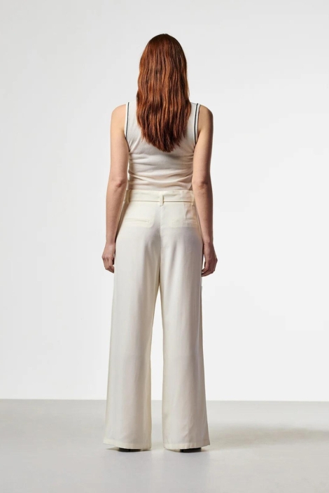 Aaiko ecru dames broek | Model achteraanzicht