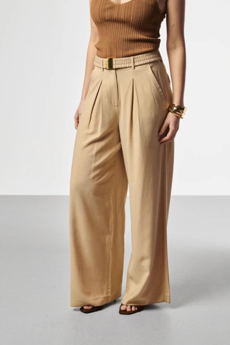 Aaiko beige dames broek | Model vooraanzicht