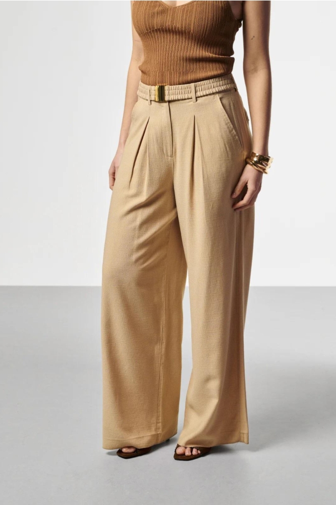 Aaiko beige dames broek | Model vooraanzicht