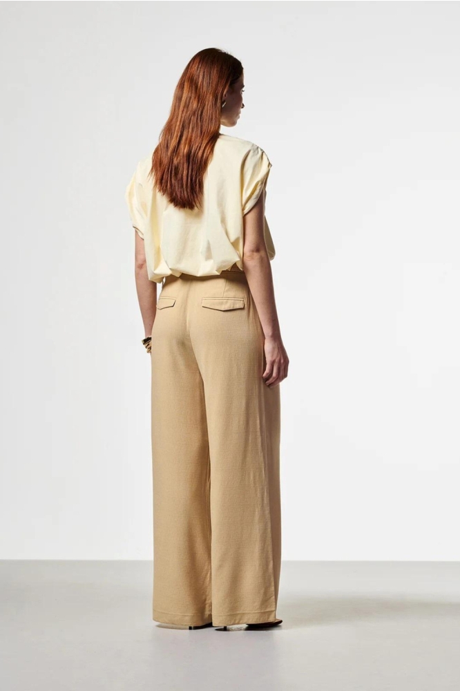 Aaiko beige dames broek | Model achteraanzicht