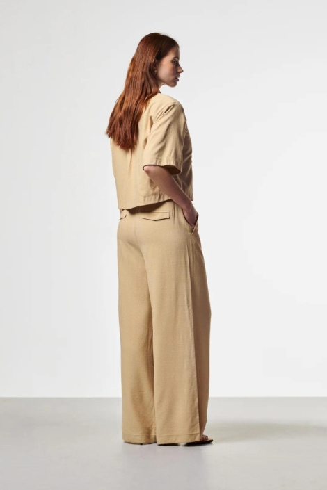 Aaiko beige dames broek | Model achteraanzicht