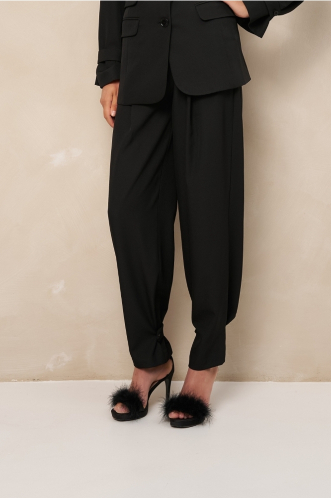 Lofty Manner zwarte dames broek | Model vooraanzicht