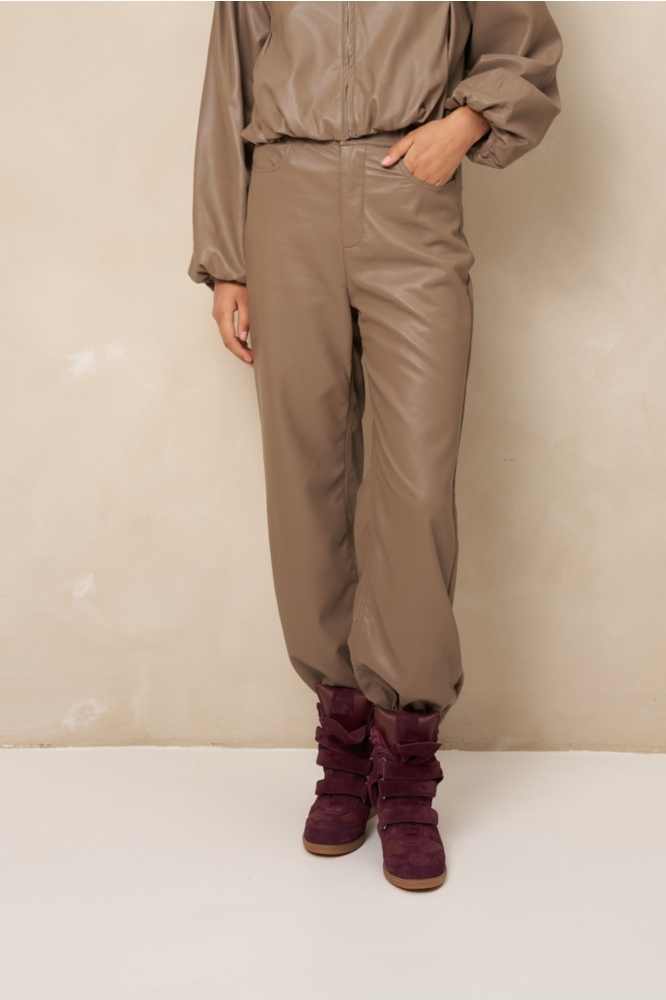 Lofty Manner taupe dames broek | Model vooraanzicht