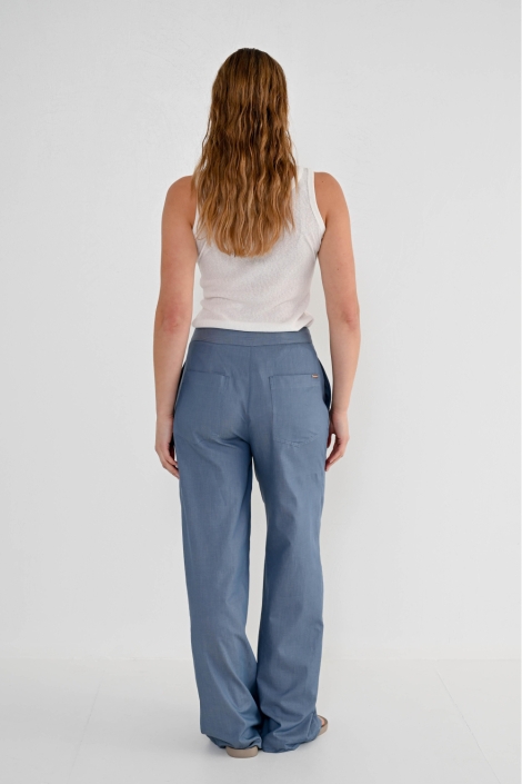 Zizo blauwe dames broek | Model achteraanzicht