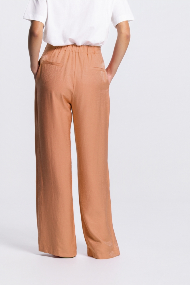 Juffrouw Jansen oranje dames broek | Model achteraanzicht