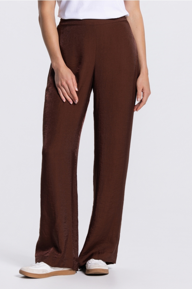 Juffrouw Jansen bruine dames broek | Model vooraanzicht
