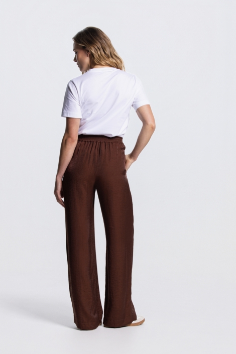 Juffrouw Jansen bruine dames broek | Model achteraanzicht