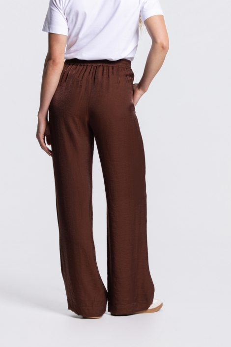 Juffrouw Jansen bruine dames broek | Model achteraanzicht