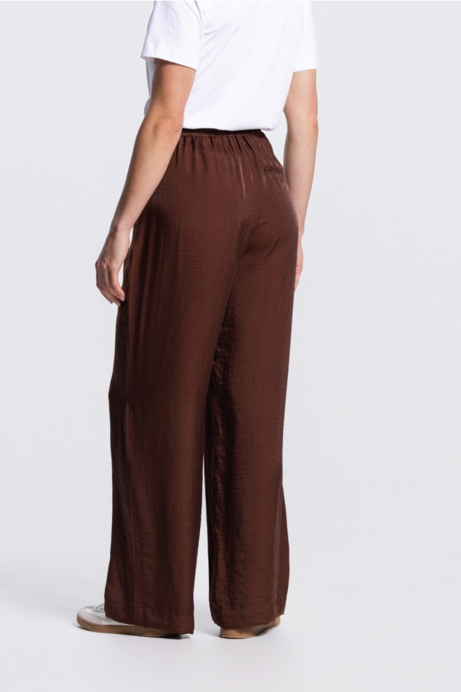 Juffrouw Jansen bruine dames broek | Model achteraanzicht