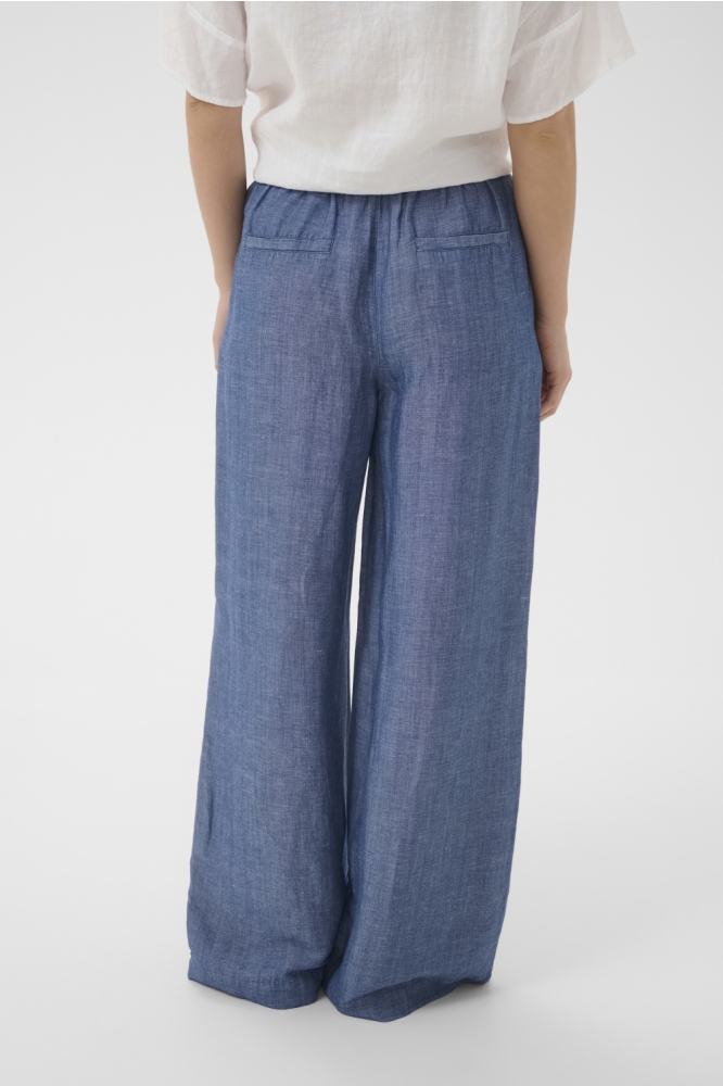 Part Two blauwe dames broek | Model achteraanzicht