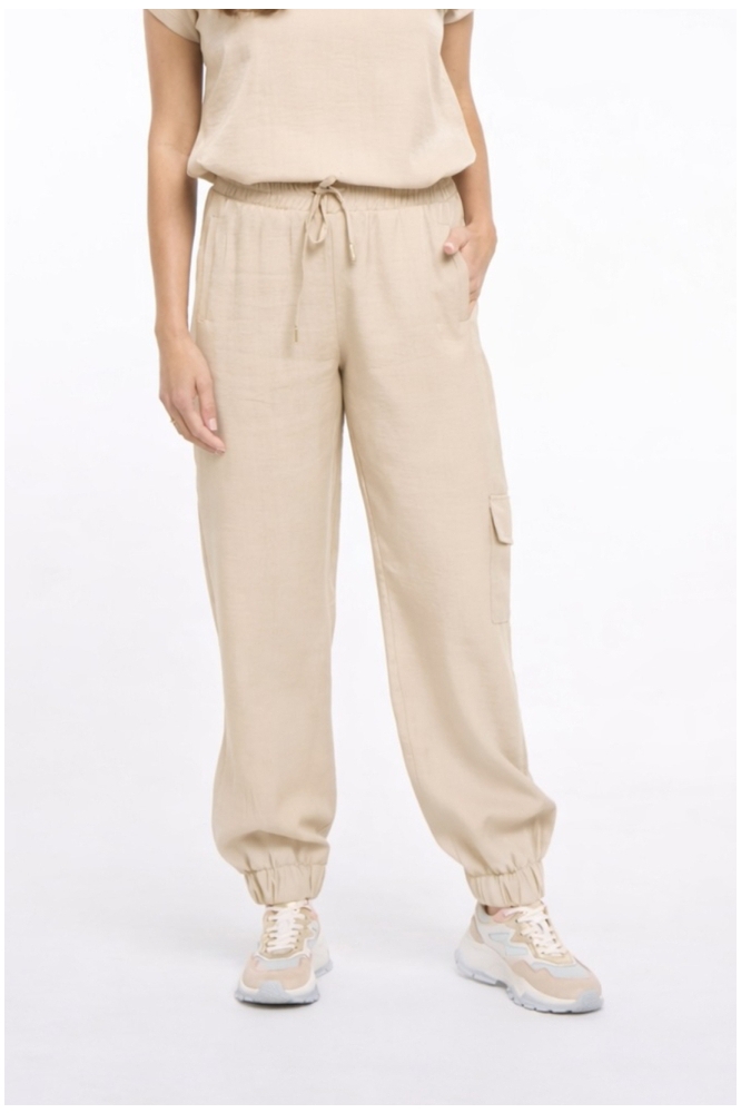 Zoso zand dames broek | Model vooraanzicht