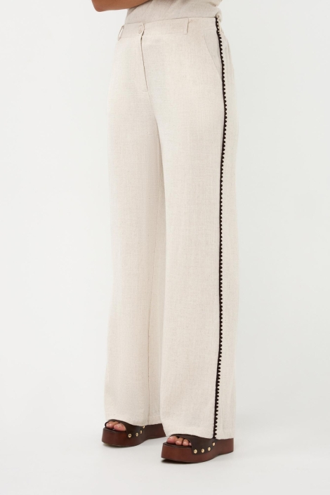 Ydence ecru dames broek | Model vooraanzicht