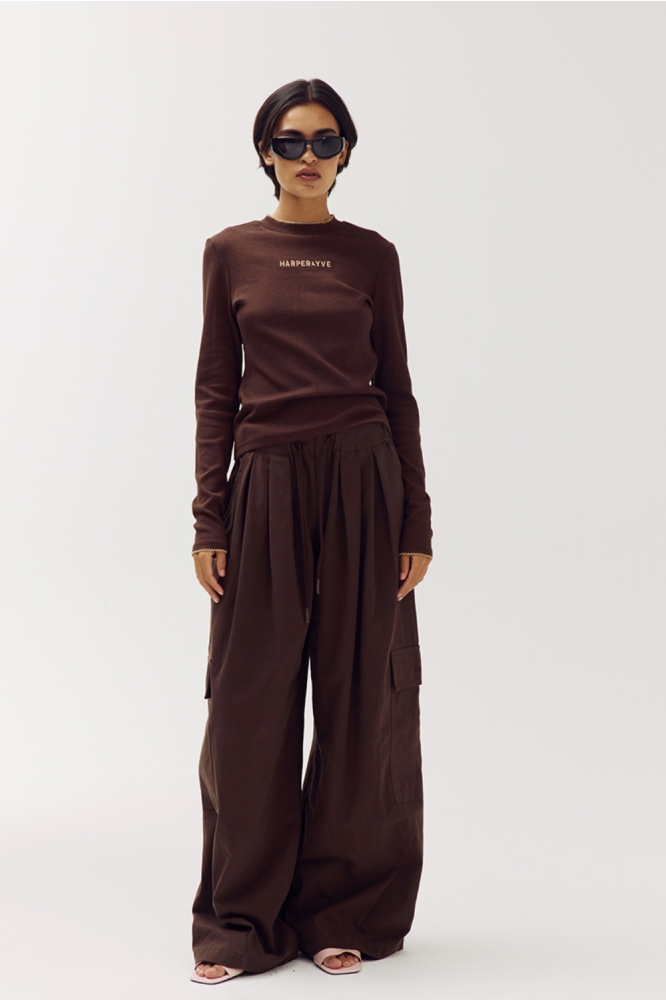 Harper & Yve bruine dames broek | Model