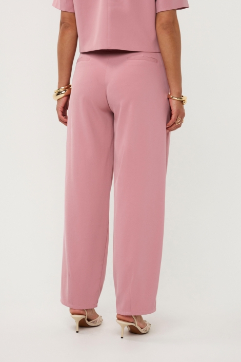 Ydence roze dames broek | Model achteraanzicht